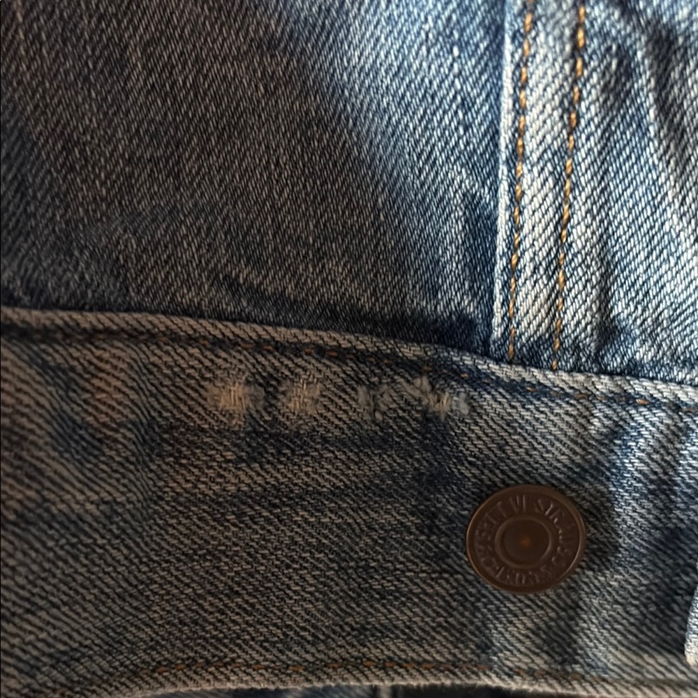 Levi's Classic Denim Slightly Distressed Women's Jacket - Picture 9 of 11